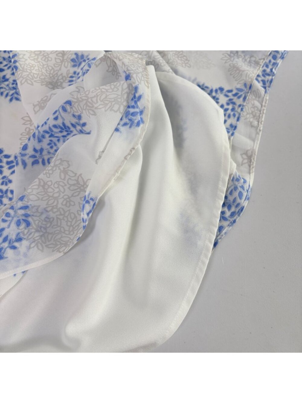 Belle Kim Gravel Floral Medallion Blouse Size L Blue Gray Embroidered A374452 - Picture 12 of 13
